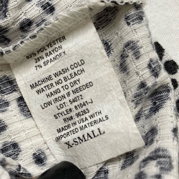 Olivia Rae Leopard Top with Runched tie in the center. - Picture 5 of 5